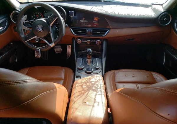 Alfa Romeo Giulia cena 56000 przebieg: 121045, rok produkcji 2017 z Olsztyn małe 56
